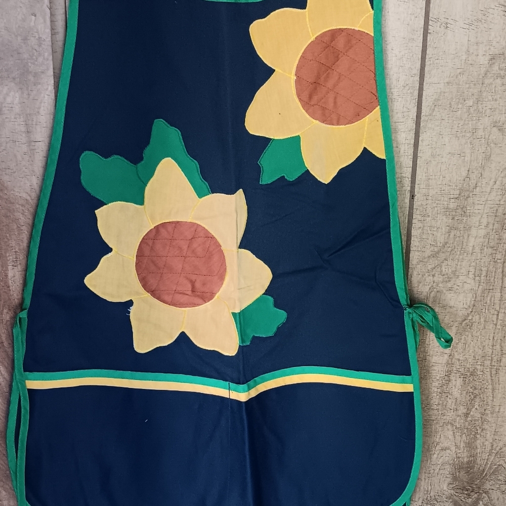 VINTAGE MULLINS SQUARE SUNFLOWER APRON.